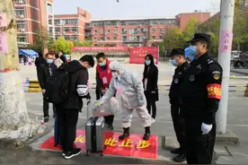 中原保安护航高三复课复学图片