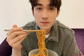 朱一龙吃热干面怎么回事 隔着屏幕都能感受到热干面的美味图片