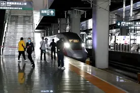 武汉首趟直达昆明动车载200余人顺利抵昆 和普通旅客出站流程相同视频封面