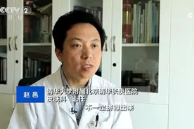 眼周长脂肪粒能用手挤出来吗？图片