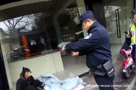 杭州流浪汉街头吐血，民警发现他竟是20年前命案逃犯，犯案后乞讨、捡破烂生活至今图片