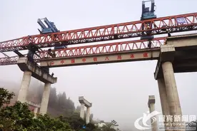 宜彝高速顺利完成朝地湾大桥右幅跨宜长路架梁施工图片