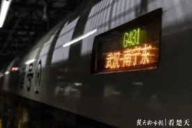 武汉解封后首趟始发高铁：复兴号彻夜整备，迎着朝阳出发图片