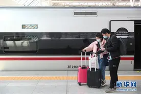 武汉“解封”后首趟入沪高铁抵达上海虹桥图片