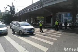 早高峰两市民争道起争执，交警化解矛盾让他俩笑着离去图片