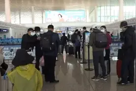 武汉机场复航：绿码通行，禁带液体酒精视频封面