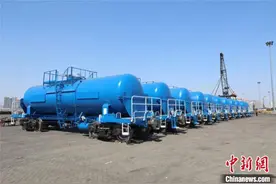 中车齐车集团出口韩国浓硫酸罐车按期交付图片