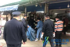 新吴城管开展“春雷行动”整治店外经营图片