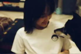 张子枫分享近照记录宅家生活 与爱犬有爱互动慵懒惬意图片