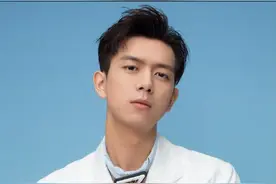 李现晒全新杂志大片 携手春夏演绎办公室复古穿搭图片