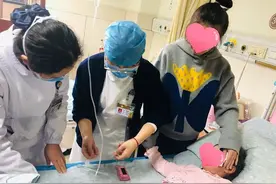 吃了两颗葡萄后，5岁小姑娘“一口气喝了500ml的水”！专家提醒，出现这些症状千万别大意…图片