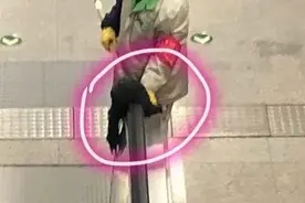 疫情防控期间，北京地铁站保洁员竟用墩布擦自动电梯扶手图片