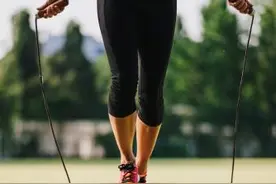 浙江初三女孩一口气做完200个深蹲，又练仰卧起坐跳绳，结果尿血了！到医院一查，问题大了…图片