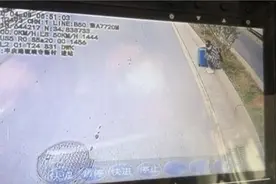 女孩节食减肥胃疼蜷缩路边 女车长3次下车送早餐送衣物图片