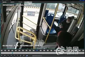 见老人口罩单薄 驾驶员递备用口罩给乘客图片