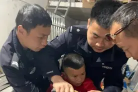 8岁男孩手指被铁环“咬”住 警察携手帮忙“解箍”图片