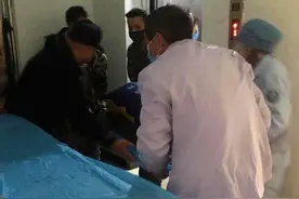 四川自贡男子闭门开煤气自杀，民警消防破门营救图片