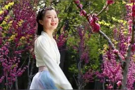 济南西郊森林公园偶遇小美女，回眸一笑百媚生图片