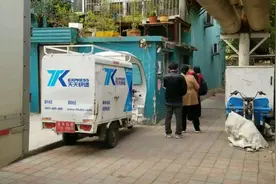 问政山东丨快递送货到家要收取“上楼费”？省邮政管理局局长：没有！都是免费送上门视频封面