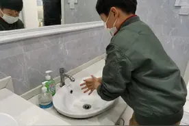 警惕！6岁男孩把洗手当成了玩水，结果手背和手腕长出了小疹子……图片