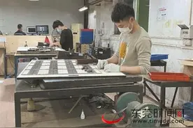 防护用品包装需求量激增 南城这家企业订单同比上升图片