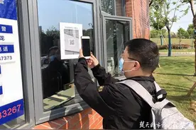 方便又安全，这所小学家长扫码就可领教材图片