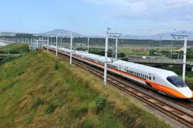 全国铁路今日实行第二季度列车运行图图片