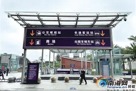 海口火车东站出站口指示牌“变身”广告牌？城管：将立案查处，走执法程序图片
