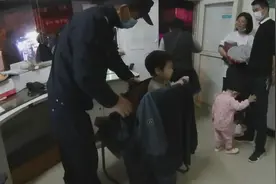 粗心爸爸哄娃时自己先睡着，2岁男孩出门“溜达”…………图片