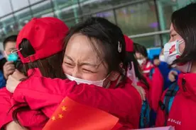 人民日报点赞抗疫英雄，用的这张整版照片为什么震撼了我们？图片