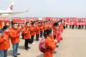 东航英雄机长接上海最后一批抗疫英雄回家 包机已于12:03抵达虹桥机场图片