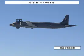 俄军两架巡逻机飞抵南千岛群岛上空 还头顶“八仙桌”图片