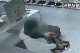 试完鞋子就直接装自己包里，还连偷两双，济宁这名女子被抓了图片