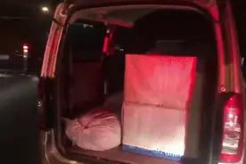 心真大！这对父母上高速时，竟将女儿置于货物中图片