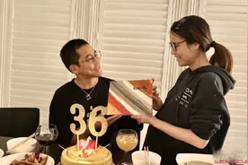 苏醒当爸实锤 与女友廖语辰同框孕肚照图片