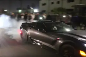 不怕死！洛杉矶数百人观看非法街头赛车违反“居家禁令”图片