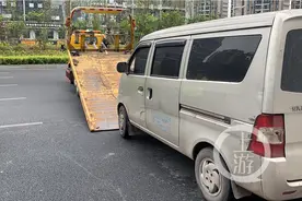 110吗？我停路边的车不见了！警方：我们拖走了图片