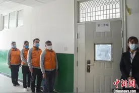新疆策勒县：精准扶贫，把招聘会开到“家门口”图片