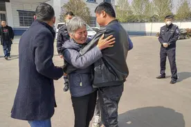 30年前睡梦中儿子被偷走 如今“信息采集”帮她找到儿子了图片