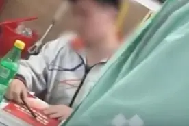 老师当众连续掌掴学生砸碎手机，教体局回应：已道歉并停职图片