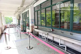 快开学了 杭州学校食堂怎么吃饭？非常讲究：一米间隔 控制菜品……图片