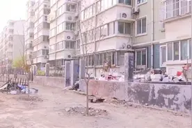 淄博：万福家园小区一楼扩建小院 究竟是否违建？图片