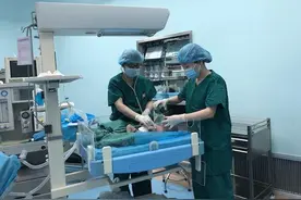 2分钟紧急实施剖腹产手术，宫内窒息的早产儿保住了图片