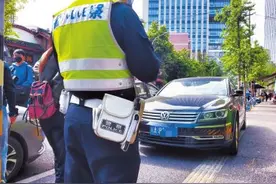 成都交警严查违停堵路 机动车乱停放“斗硬”处罚图片