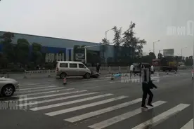 现场惨烈！面包车与电动车相撞，女骑手斑马线前殒命图片