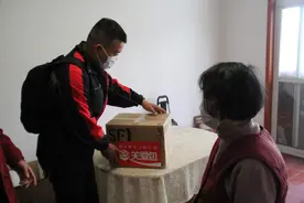 “最美快递员”汪勇转型“社区管家”，他们还在为援鄂医疗队免费寄递返程行李图片