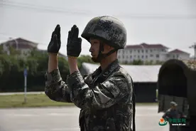 装备太大，“敞篷火车”快来一下图片