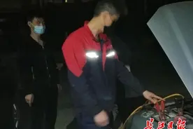 修理店老板免费帮上百名居民爱车“打火”：发动机启动声振奋人心图片