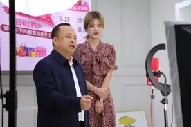 株洲一区长为服装“代言”，两度参与直播带货图片