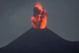 30秒｜天雷勾地火？印尼喀拉喀托之子火山再次喷发视频封面